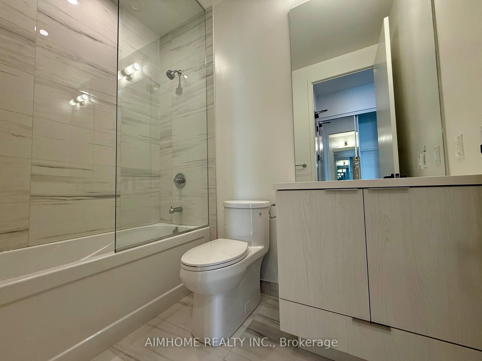 8 Interchange Way, Unit 619 - Photo 3