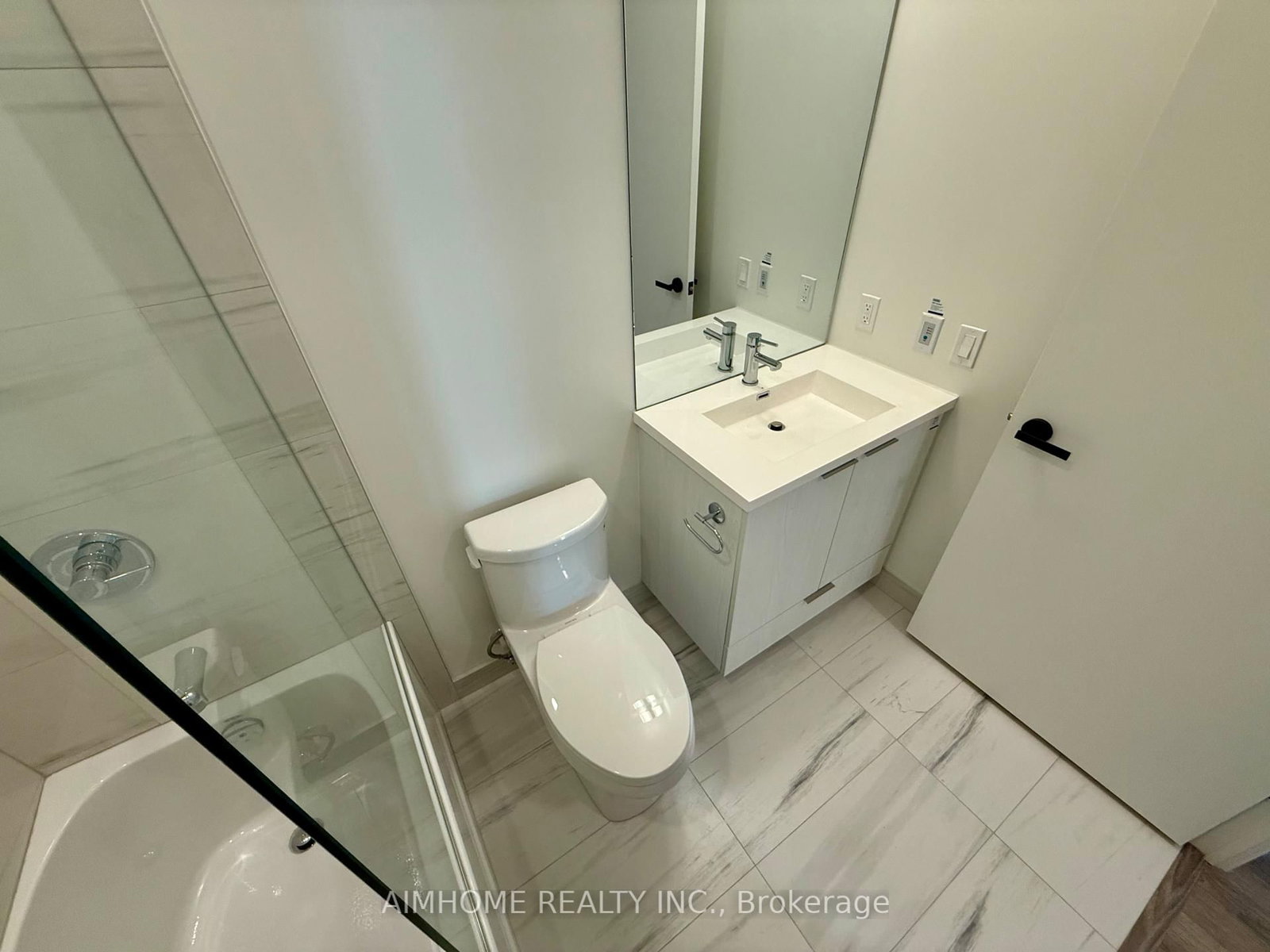 8 Interchange Way, Unit 619 - Photo 4