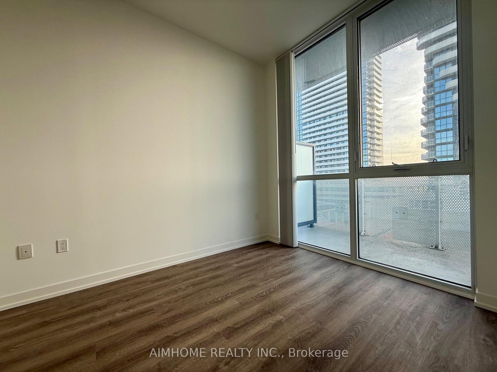 8 Interchange Way, Unit 619 - Photo 9