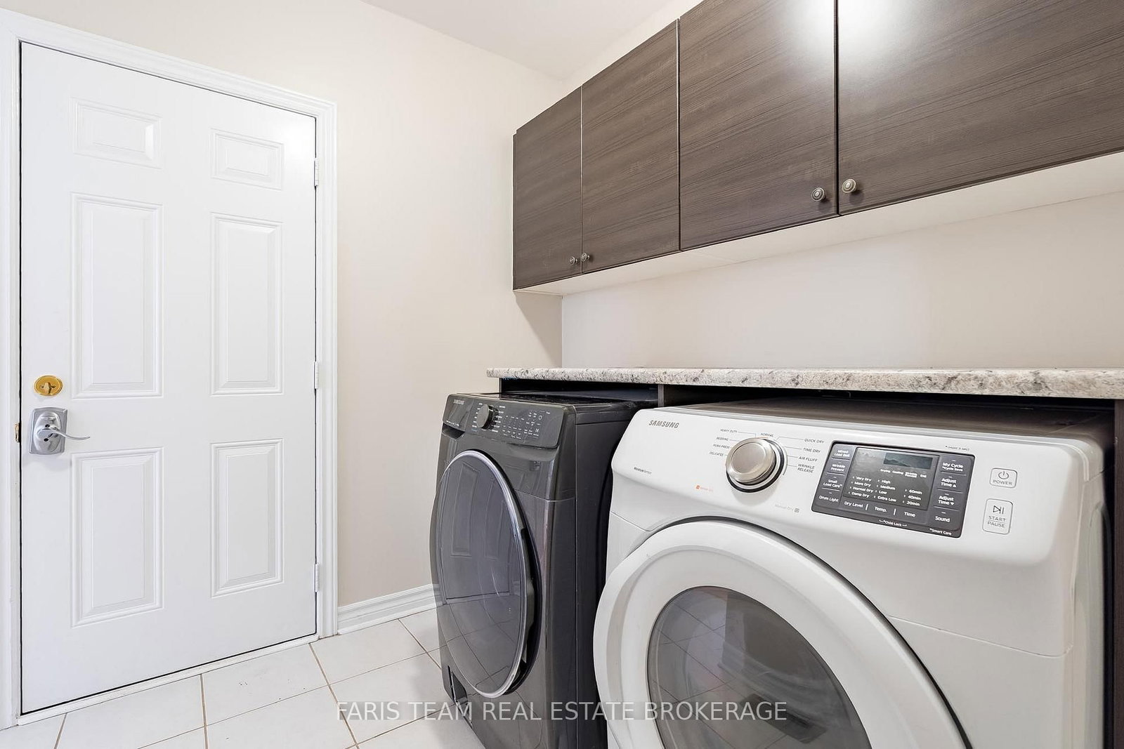 Detached House for sale at 111 Latimer Avenue, Essa, Ontario, L3W 0N1 - Angus - MLS: N13001416