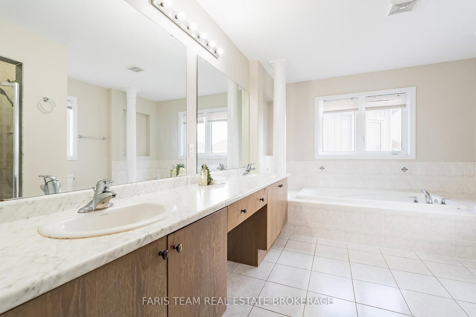 Detached House for sale at 111 Latimer Avenue, Essa, Ontario, L3W 0N1 - Angus - MLS: N13001416