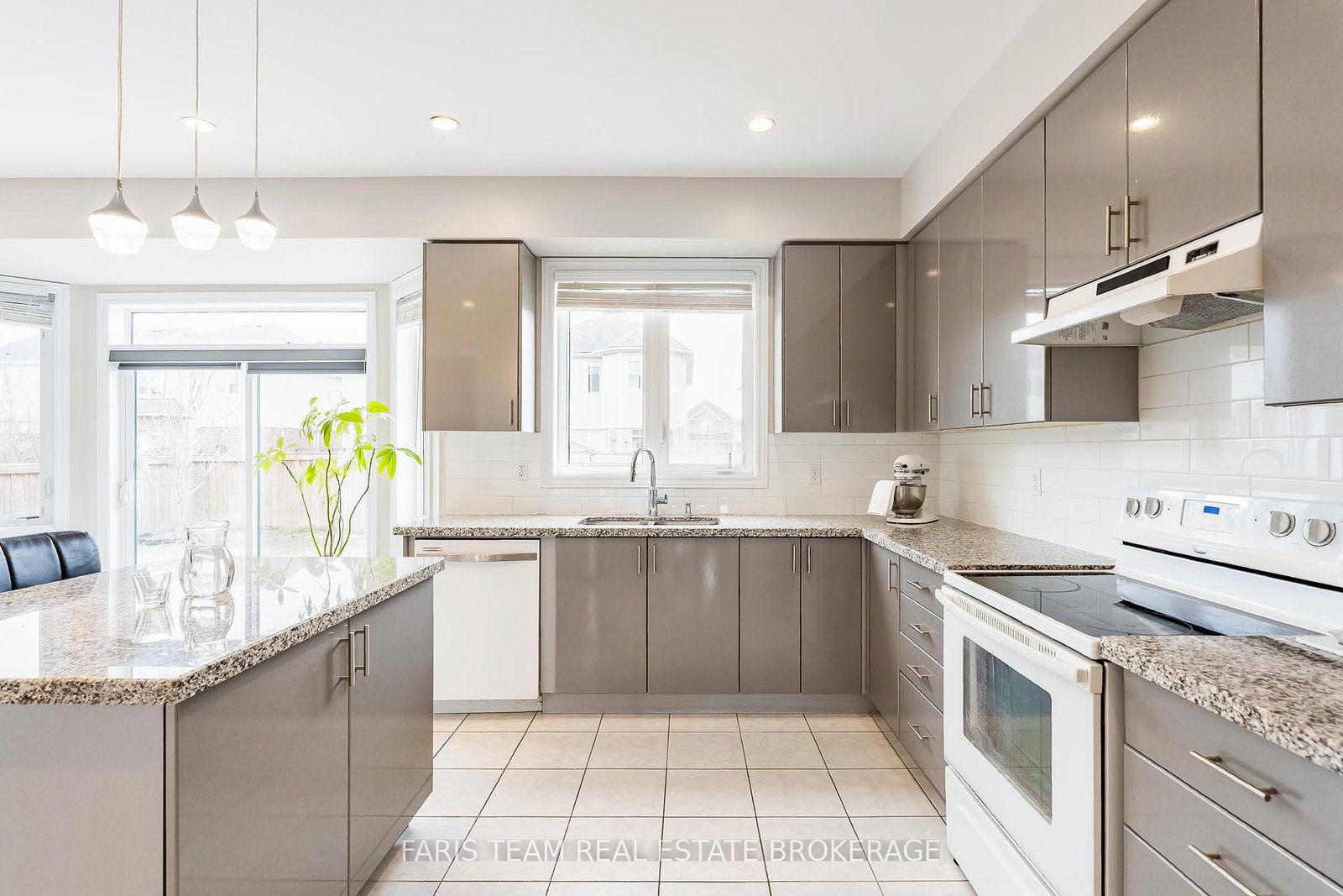 Detached House for sale at 111 Latimer Avenue, Essa, Ontario, L3W 0N1 - Angus - MLS: N13001416