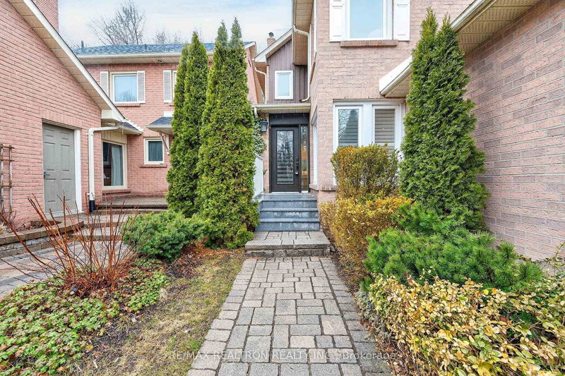 46 Juniper Cres, Markham, L3R 3Z7 | Image 2