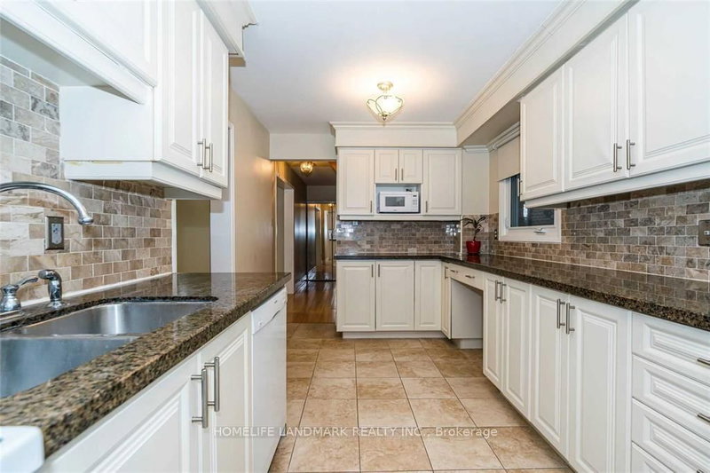 23 Bluesky Cres, Richmond Hill, L4C 8J1 | Image 3