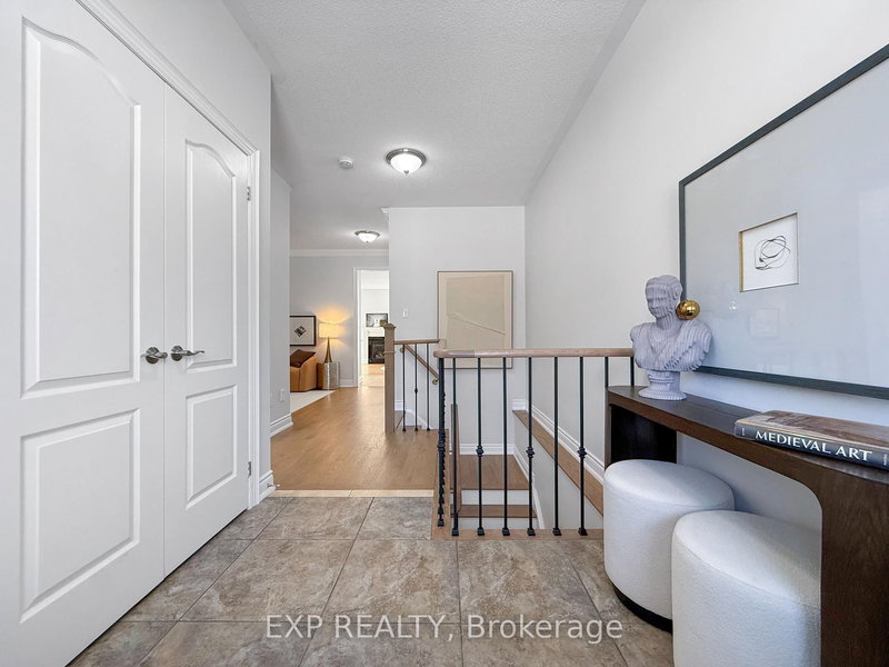 1082 Bob Scott Crt, Newmarket, L3X 3L7 | Image 2