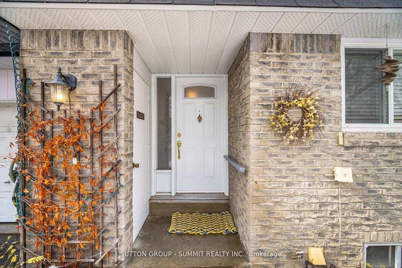 11 St Andrew's Crt, Aurora, L4G 3B2 | Image 2