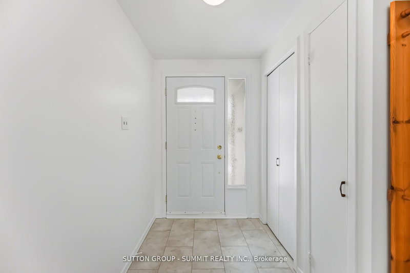 11 St Andrew's Crt, Aurora, L4G 3B2 | Image 3