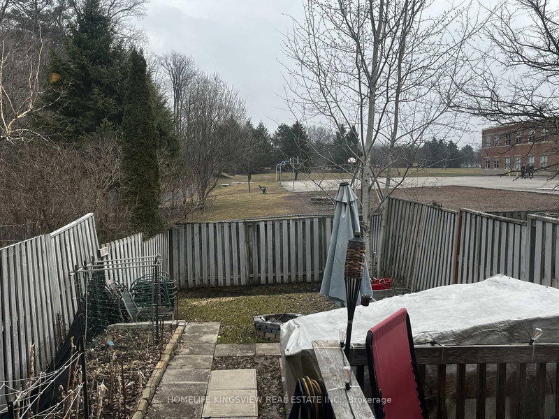 79 Cashel Crt, Aurora, L4G 6R8 | Image 2