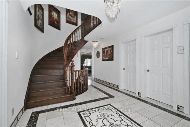 358 Valleymede Dr, Richmond Hill, L4B 3E8 | Image 2