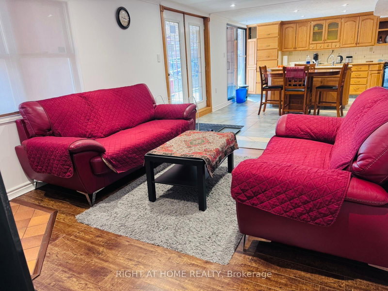 104 Peevers Cres, Newmarket, L3Y 7T1 | Image 3