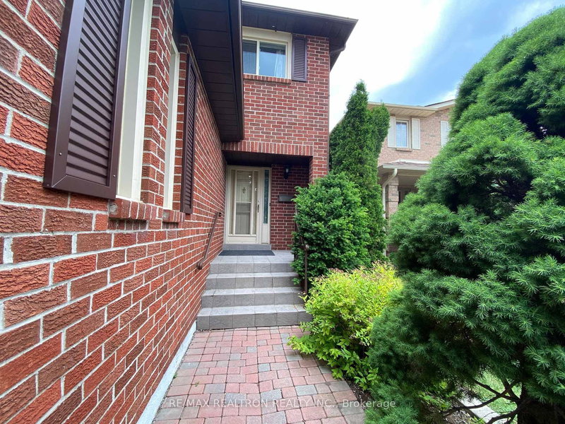 8 Belvedere Cres, Richmond Hill, L4C 8W2 | Image 3