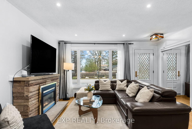 16 Lorne St, Georgina, L0E 1L0 | Image 3