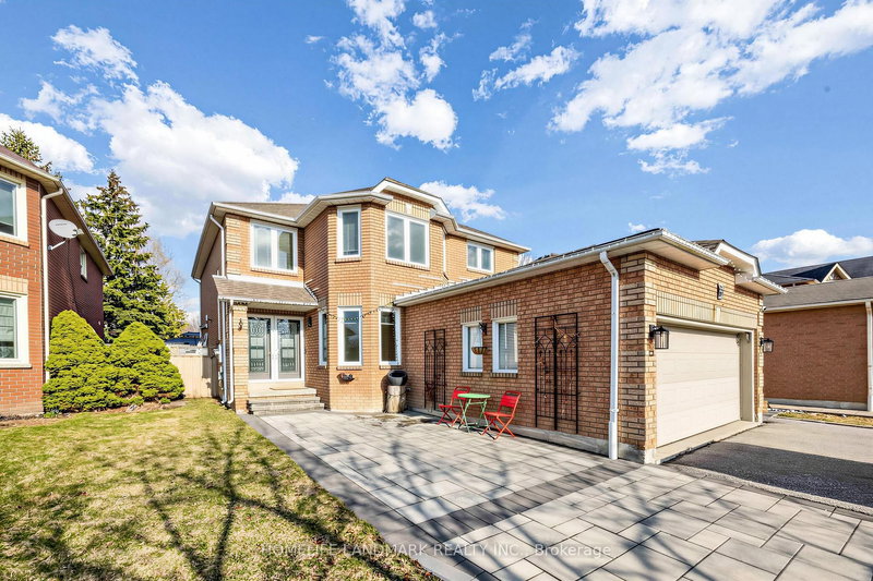 887 College Manor Dr, Newmarket, L3Y 8G9 | Image 2