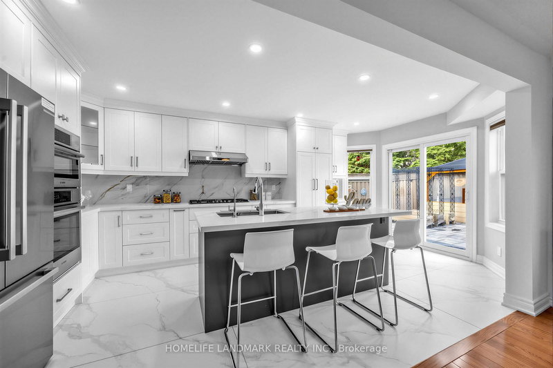 887 College Manor Dr, Newmarket, L3Y 8G9 | Image 3