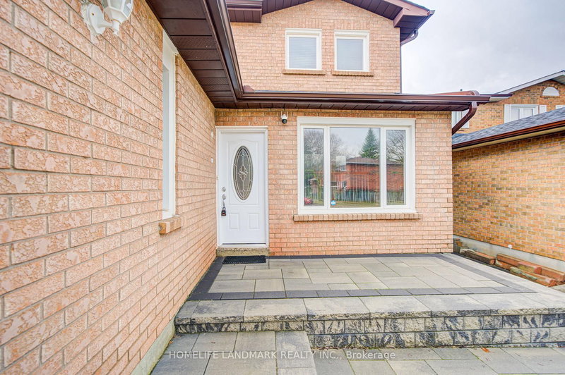 306 Essex Ave, Richmond Hill, L4C 8M6 | Image 2