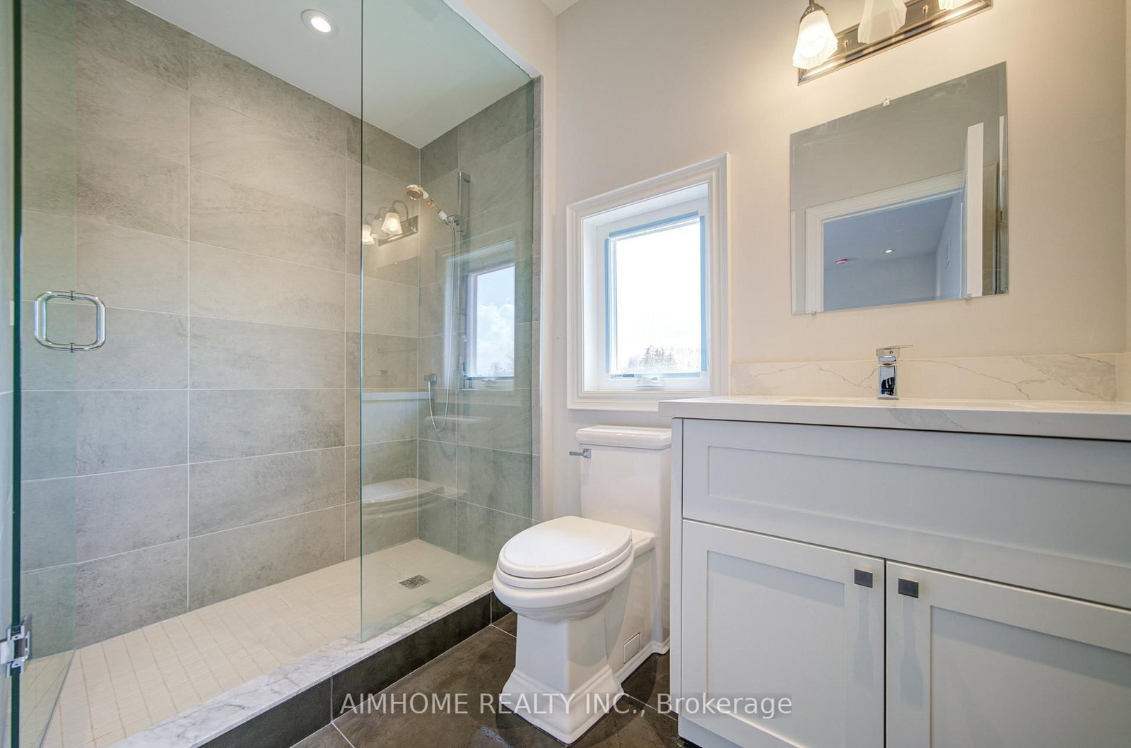 Detached House for sale at 212 Sussex Avenue, Richmond Hill, Ontario, L4C 2G2 - Harding - MLS: N13004998