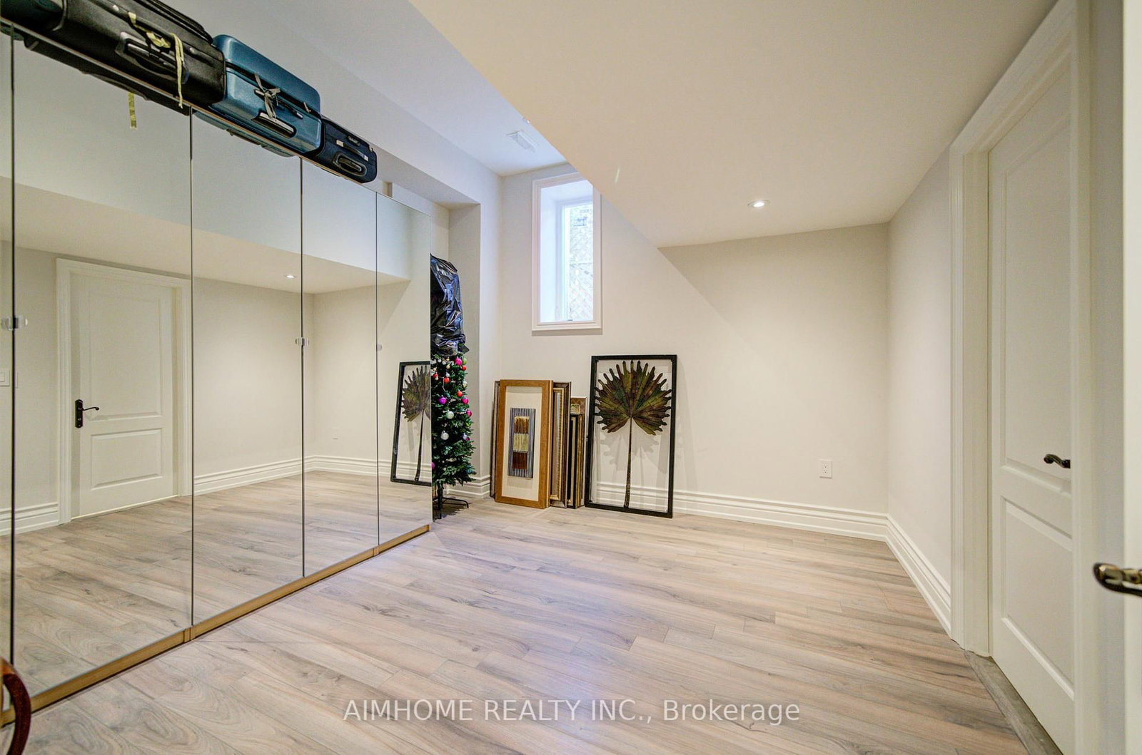 Detached House for sale at 212 Sussex Avenue, Richmond Hill, Ontario, L4C 2G2 - Harding - MLS: N13004998