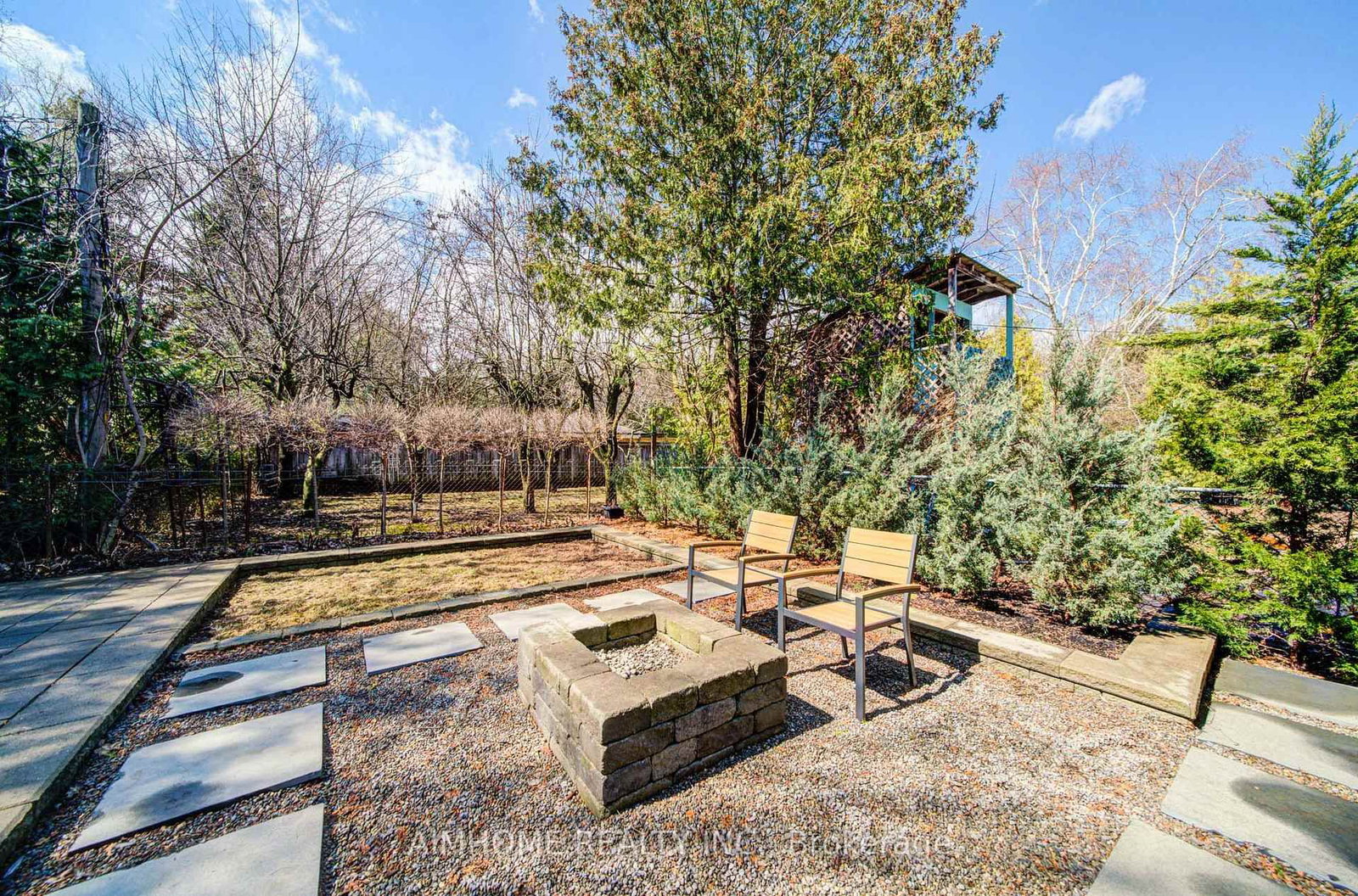 Detached House for sale at 212 Sussex Avenue, Richmond Hill, Ontario, L4C 2G2 - Harding - MLS: N13004998