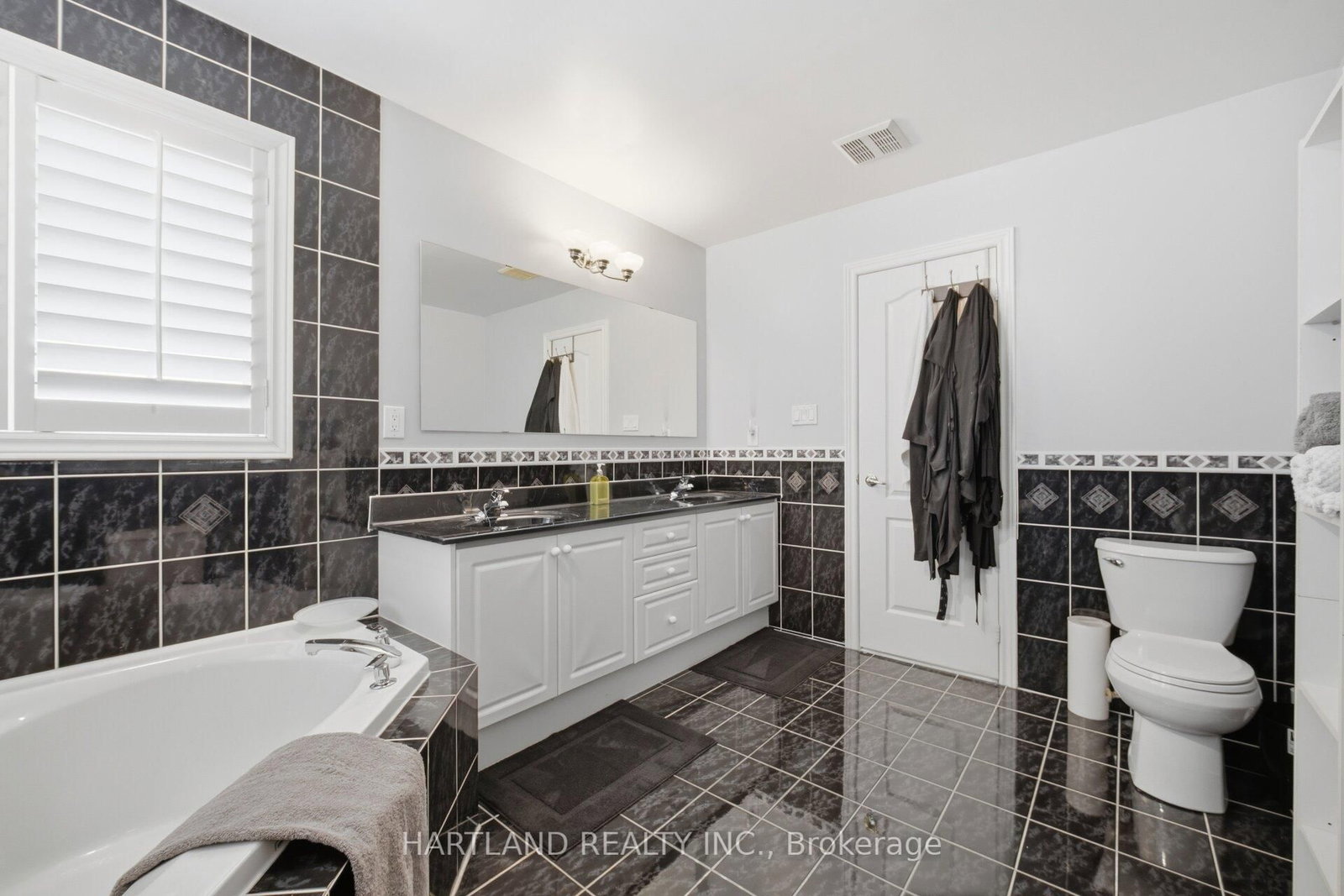 Detached House for sale at 8 Westchester Crescent, Markham, Ontario, L6C 2X3 - Berczy - MLS: N13005152