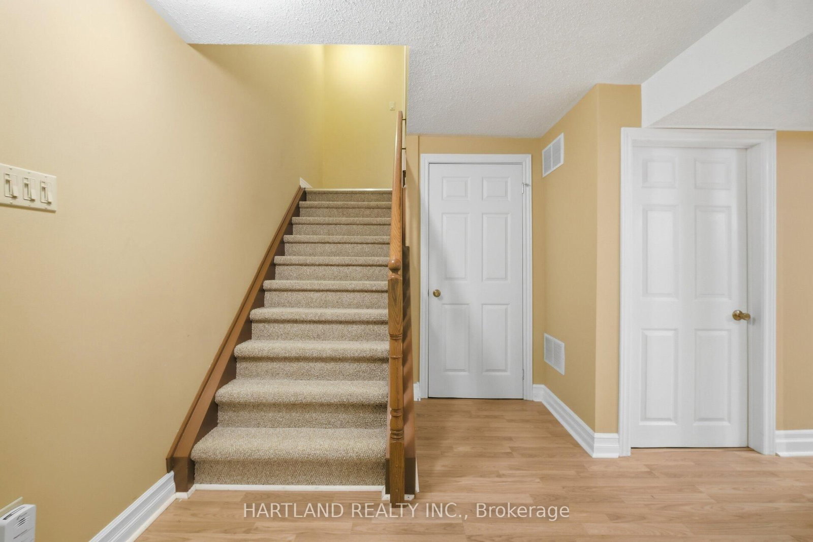 Detached House for sale at 8 Westchester Crescent, Markham, Ontario, L6C 2X3 - Berczy - MLS: N13005152