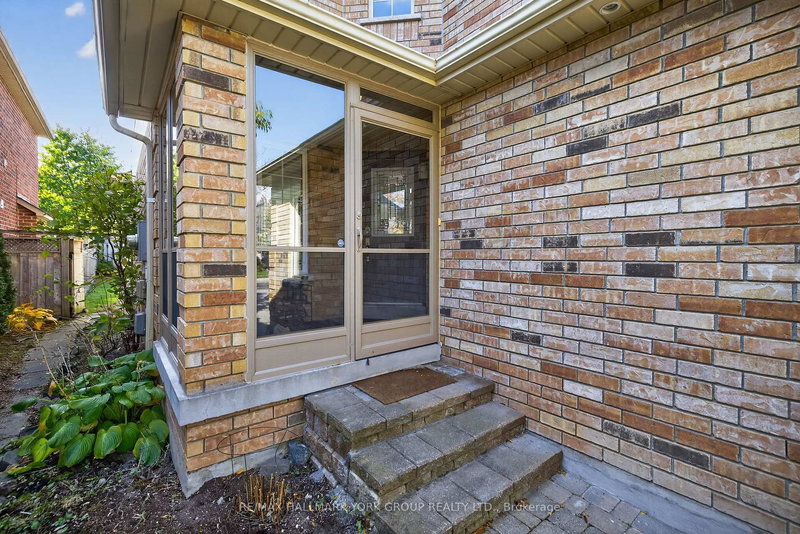 540 Greig Circ, Newmarket, L3Y 8S6 | Image 3