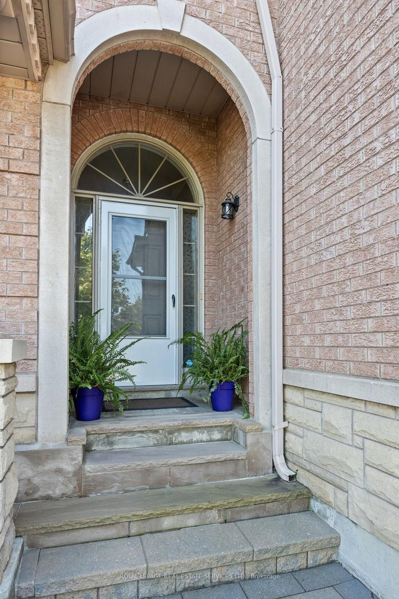 140 Kingsbridge Circ, Vaughan, L4J 8P2 | Image 2