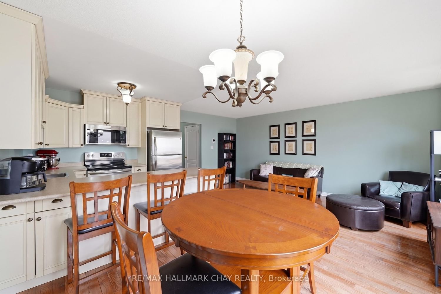 Townhouse for sale at 10 Parkside Crescent, Essa, Ontario, L0M 1B3 - Angus - MLS: N13006232