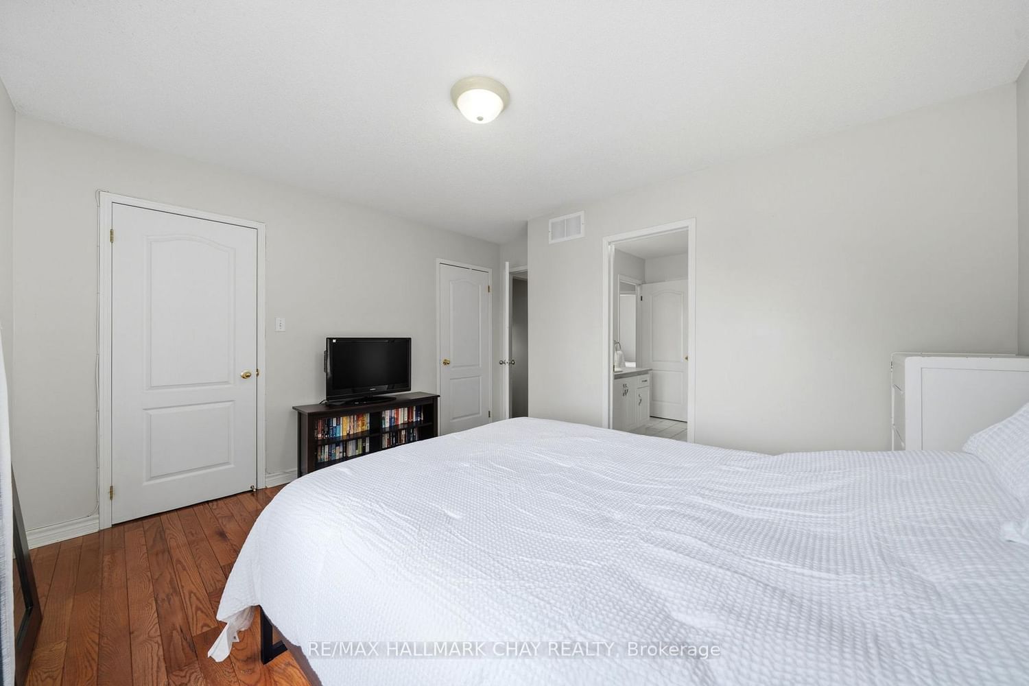 Townhouse for sale at 10 Parkside Crescent, Essa, Ontario, L0M 1B3 - Angus - MLS: N13006232