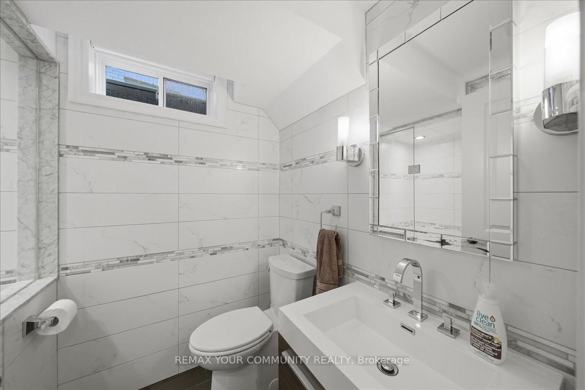 Detached House for sale at 42 Sandy Point Drive, Richmond Hill, Ontario, L4S 2W7 - Westbrook - MLS: N13006556