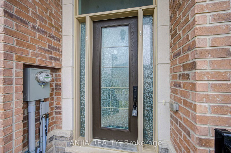 329 Swan Park Rd, Markham, L6E 0H5 | Image 2