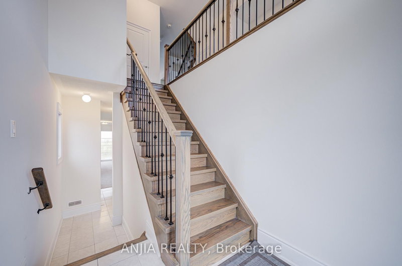 329 Swan Park Rd, Markham, L6E 0H5 | Image 3