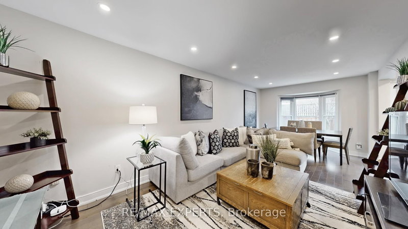 562 Tara Hill Circ, Aurora, L4G 6G9 | Image 2