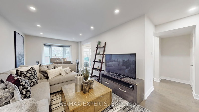 562 Tara Hill Circ, Aurora, L4G 6G9 | Image 3