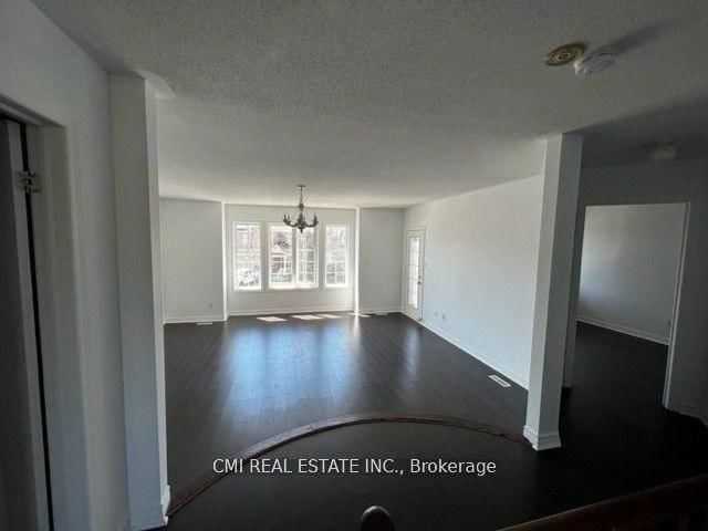 85 Watkins Glen Cres, Aurora, L4G 7P4 | Image 2