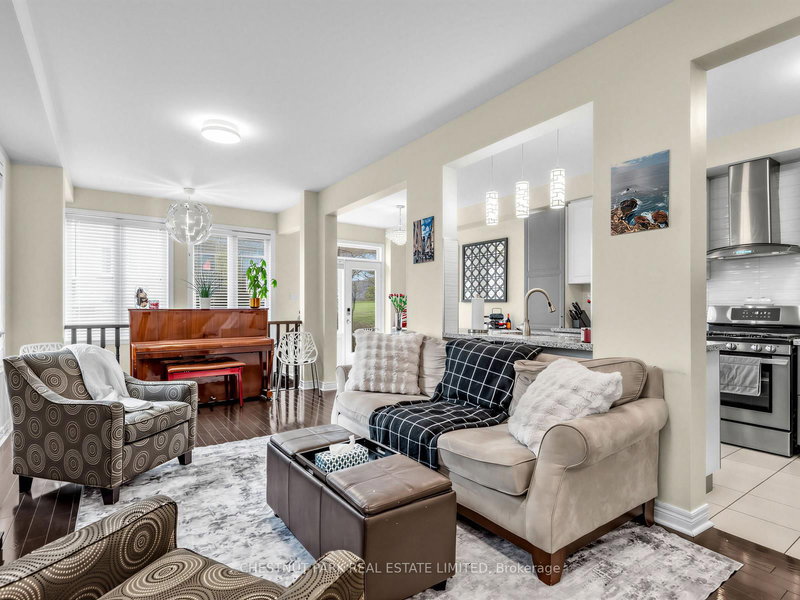 11 Constable St, Aurora, L4G 1B7 | Image 2