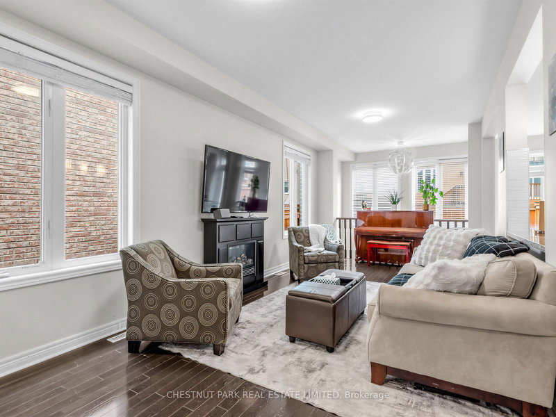 11 Constable St, Aurora, L4G 1B7 | Image 3