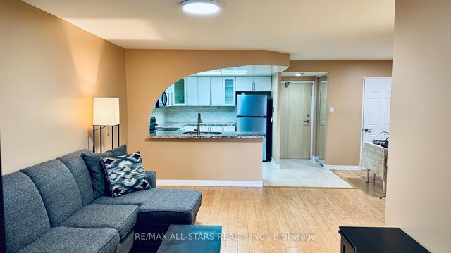 402 - 7601 Bathurst Street