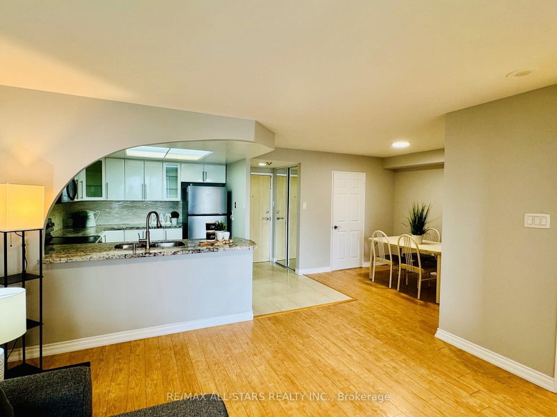 402 - 7601 Bathurst Street