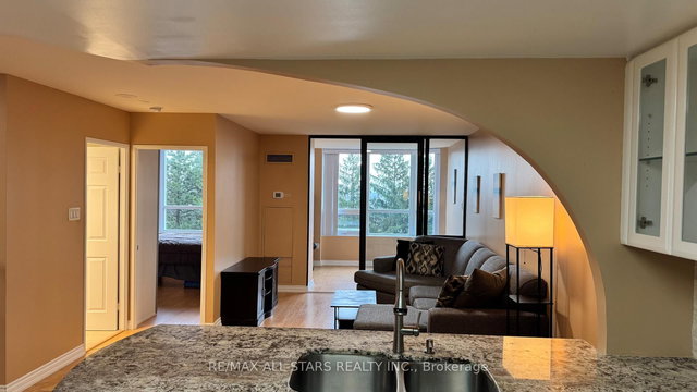 402 - 7601 Bathurst Street