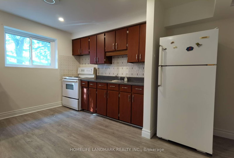 Lower - 1052 Elgin St, Newmarket, L3Y 3C1 | Image 3