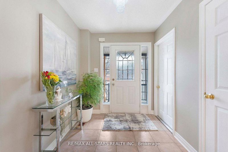 18 Reddenhurst Cres, Georgina, L4P 4G1 | Image 3