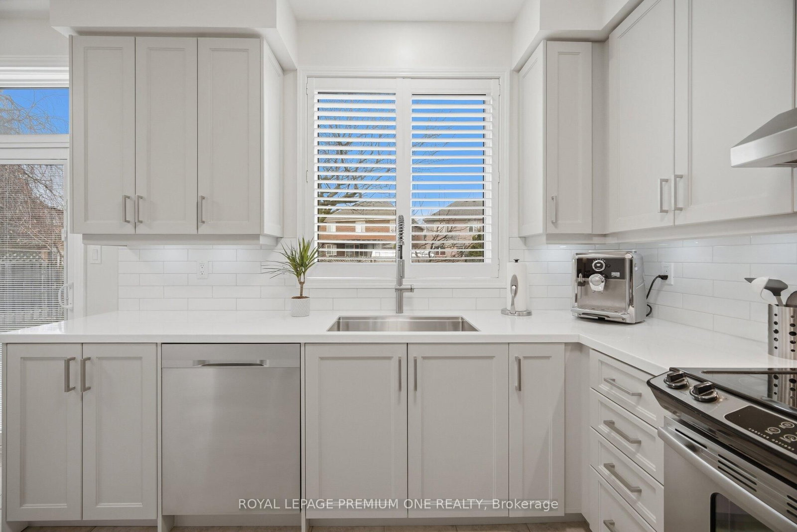 Detached House for sale at 21 Ocean Avenue, Vaughan, Ontario, L6A 2X7 - Vellore Village - MLS: N13009658