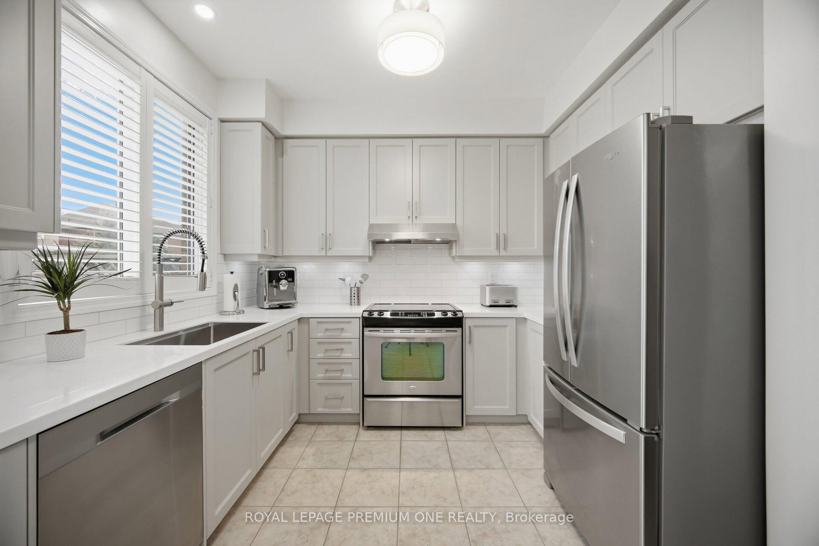 Detached House for sale at 21 Ocean Avenue, Vaughan, Ontario, L6A 2X7 - Vellore Village - MLS: N13009658