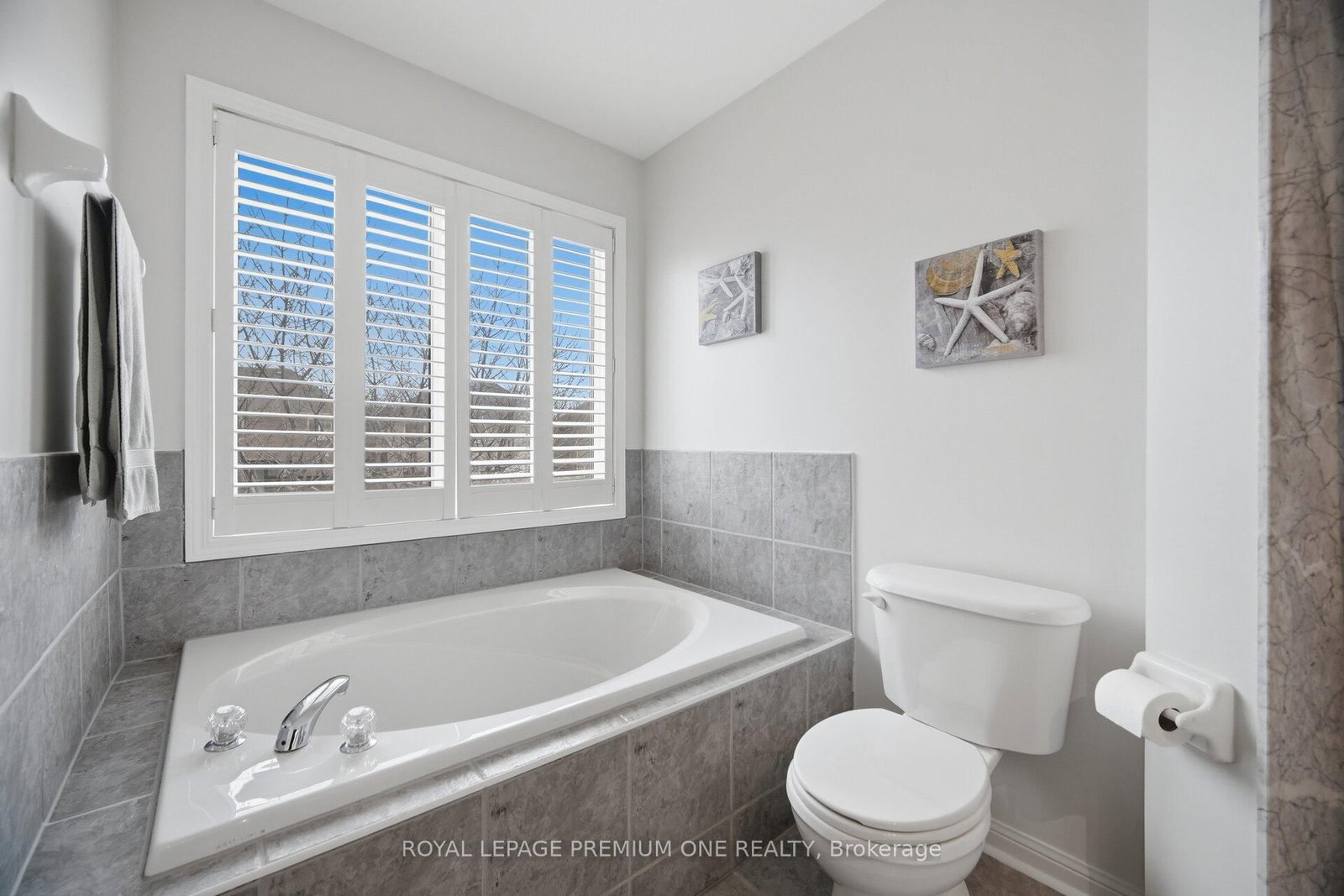 Detached House for sale at 21 Ocean Avenue, Vaughan, Ontario, L6A 2X7 - Vellore Village - MLS: N13009658