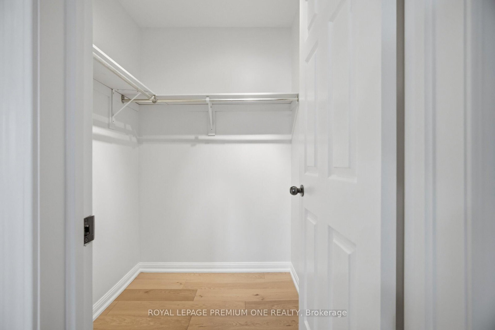 Detached House for sale at 21 Ocean Avenue, Vaughan, Ontario, L6A 2X7 - Vellore Village - MLS: N13009658