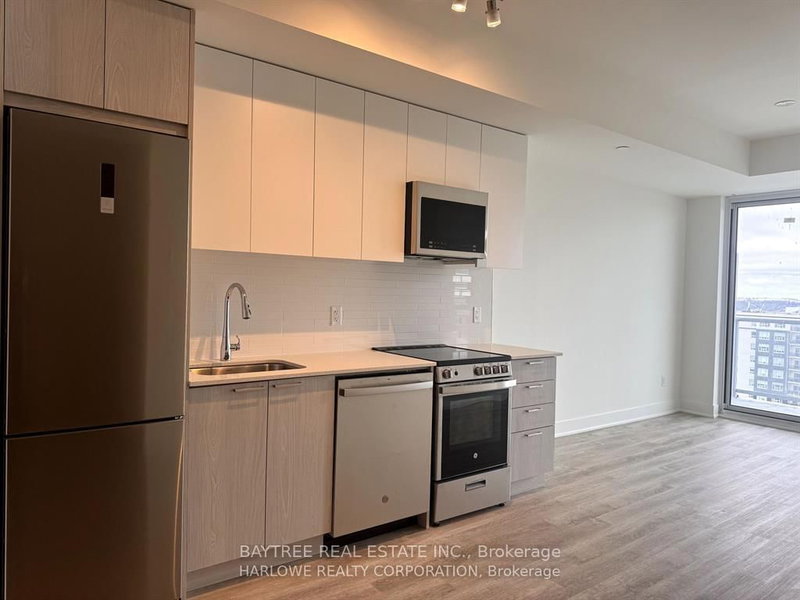 1412 - 185 Deerfield Rd, Newmarket, L3Y 0G7 | Image 2