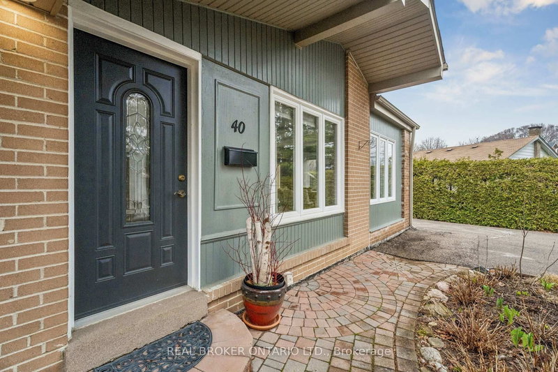 40 Seaton Dr, Aurora, L4G 2K1 | Image 2
