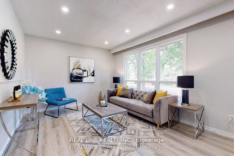 105 ( Main ) Aurora Heights Dr, Aurora, L4G 2X1 | Image 2