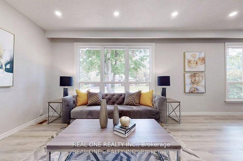 105 ( Main ) Aurora Heights Dr, Aurora, L4G 2X1 | Image 3