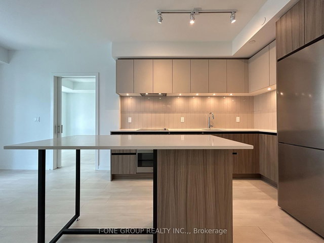 B802 - 7950 Bathurst Street